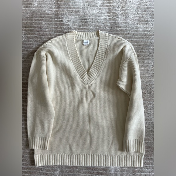 Song of Style Raine V neck sweater - Picture 3 of 10